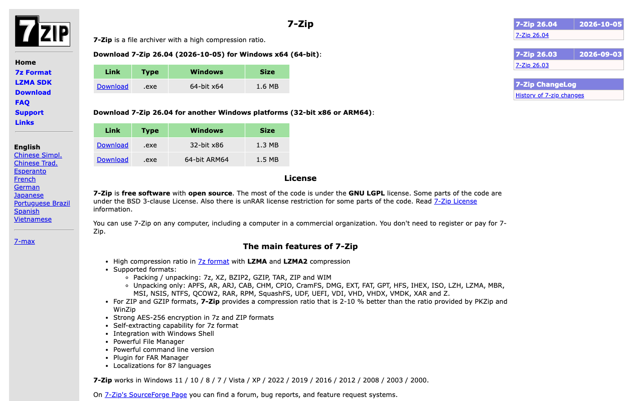 7-Zip公式サイトの先頭画面。26.04(2026-10-05)のダウンロード表と、7zとZIPでAES-256に対応する旨の機能の一覧が見える。2026年10月13日2時17分に筆者が撮影