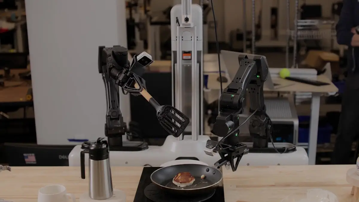 Skild AI「S1」──1本の実演動画だけで未知の長い作業を覚えるロボット基盤モデル。重みを更新せず文脈内学習で最大10分の作業（鉢植え・パンケーキ・ハンドドリップ・キット組立）、新しい多段作業の各段の成功率約66%（同種のAIは9%）、動画1本≒訓練例約380件。年商1億ドル水準に初配備から10か月、Foxconnと共にBlackwellの組立に投入の記事画像